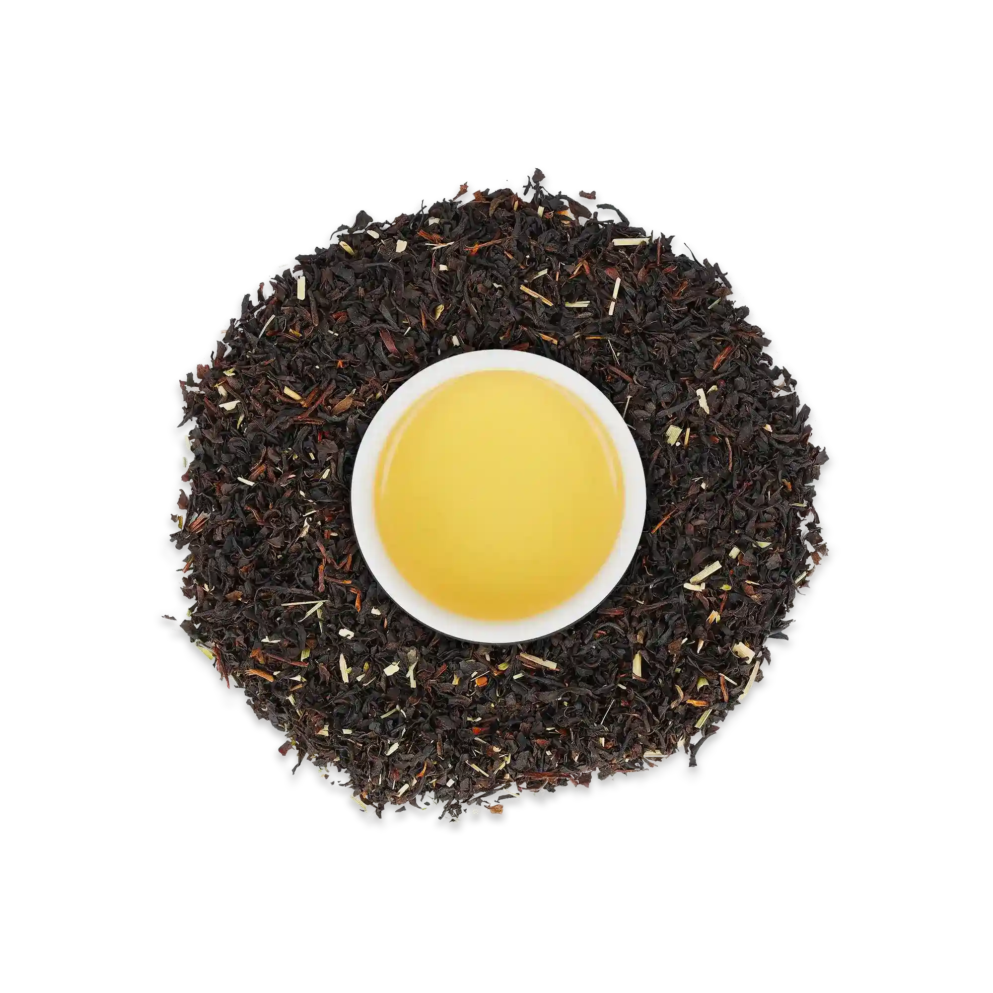 Weiße Tasse mit hellem gelbem Tee auf schwarzem Teeblatt-Kreis, ästhetisch arrangiert.
