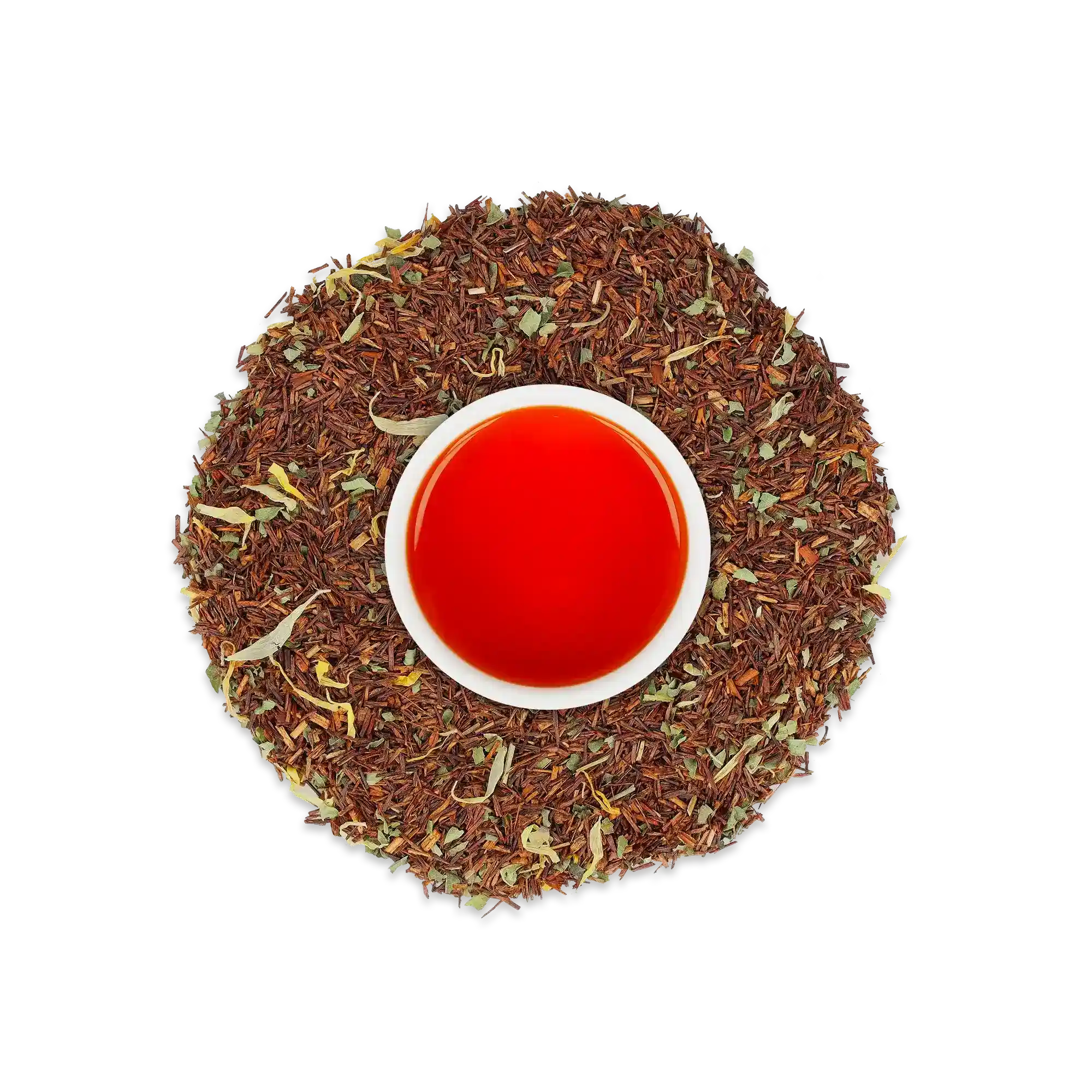 Weißer Becher mit leuchtend rotem Rooibos-Tee, umgeben von losen Rooibos-Teeblättern auf weißem Hintergrund.