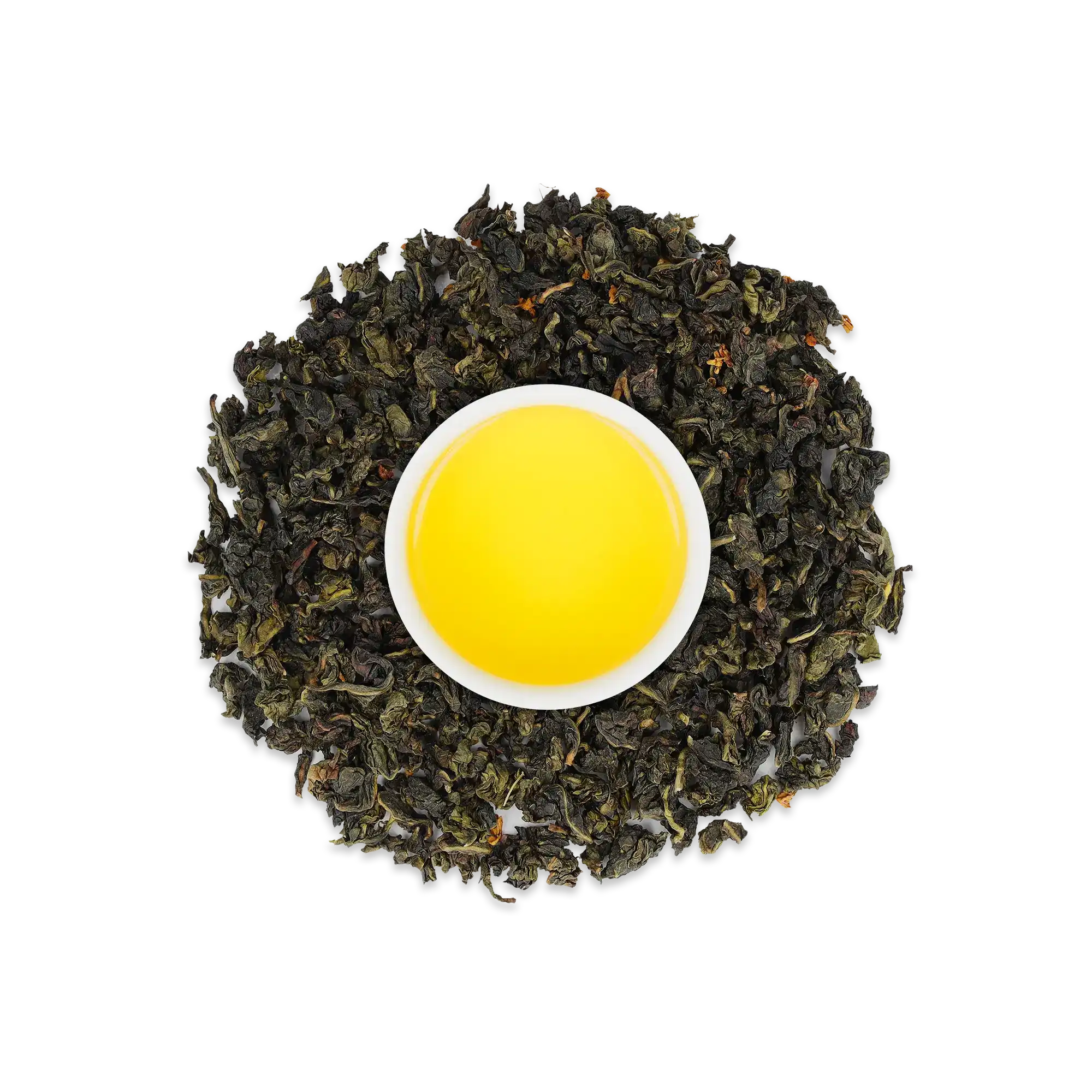 Weißer Keramikbecher mit gelbem Tee, umgeben von grünen und schwarzen Teeblättern mit braunen Akzenten.