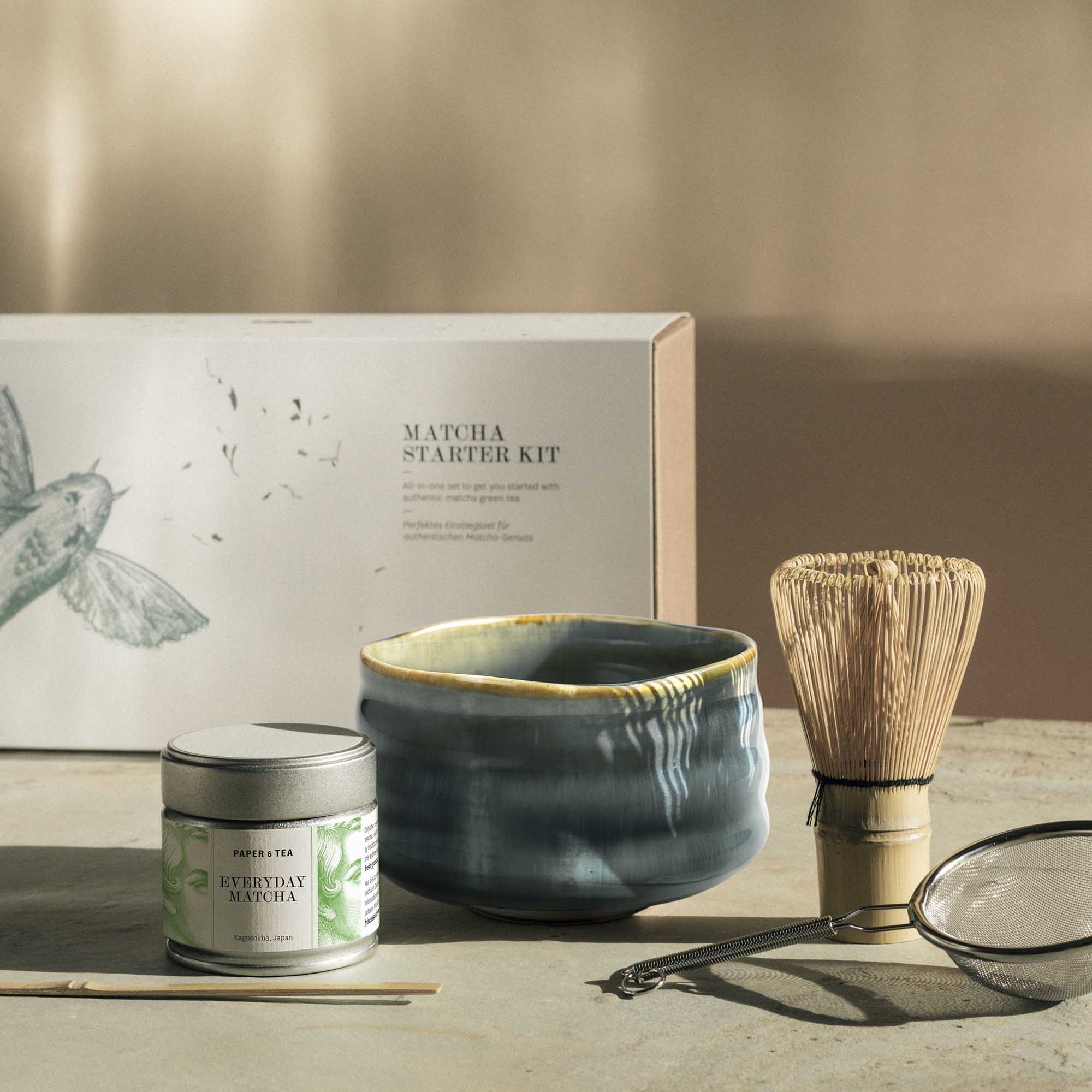Matcha Starter Kit mit blau glasiertem Keramikgefäß, Bambusbesen, Sieb und Matcha-Dose aus Japan.