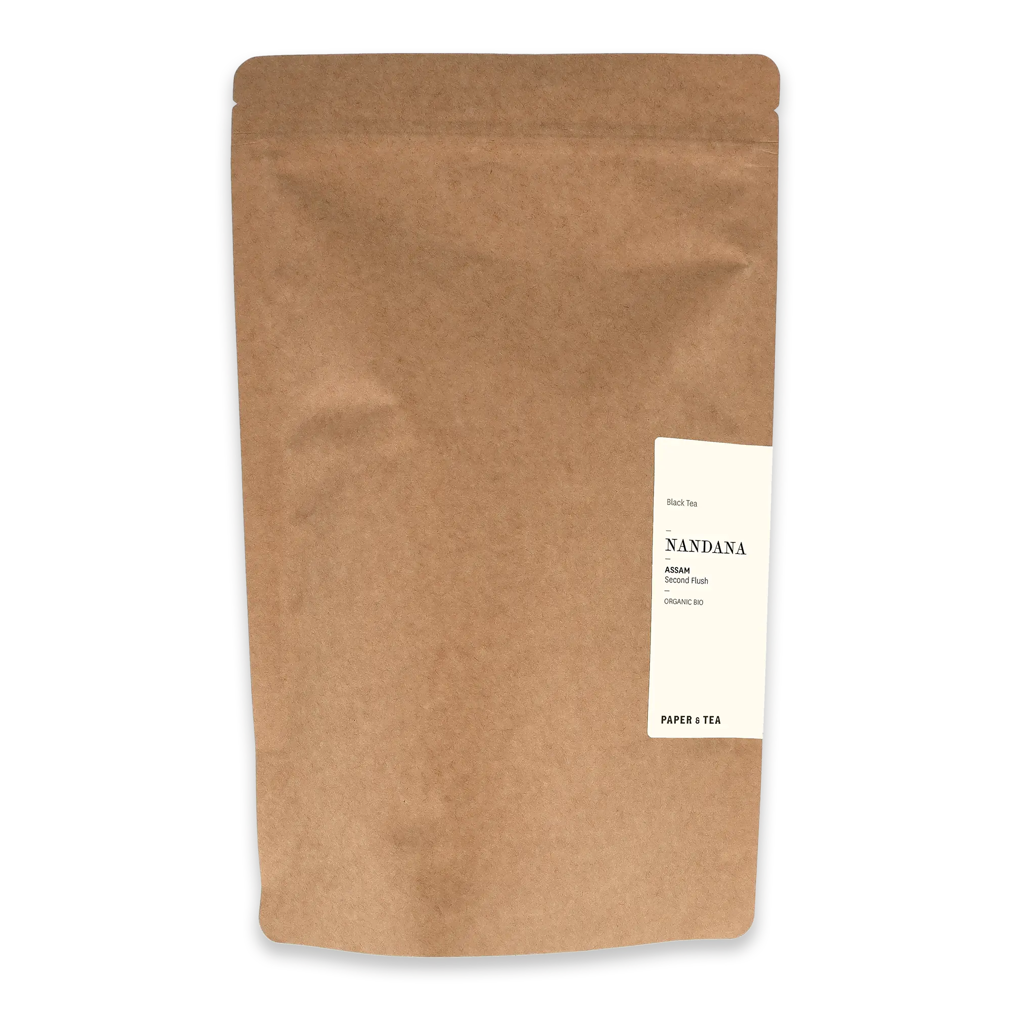 Verschließbare braune Verpackung mit 'NANDANA Assam Second Flush Bio Schwarztee' Aufschrift von Paper & Tea