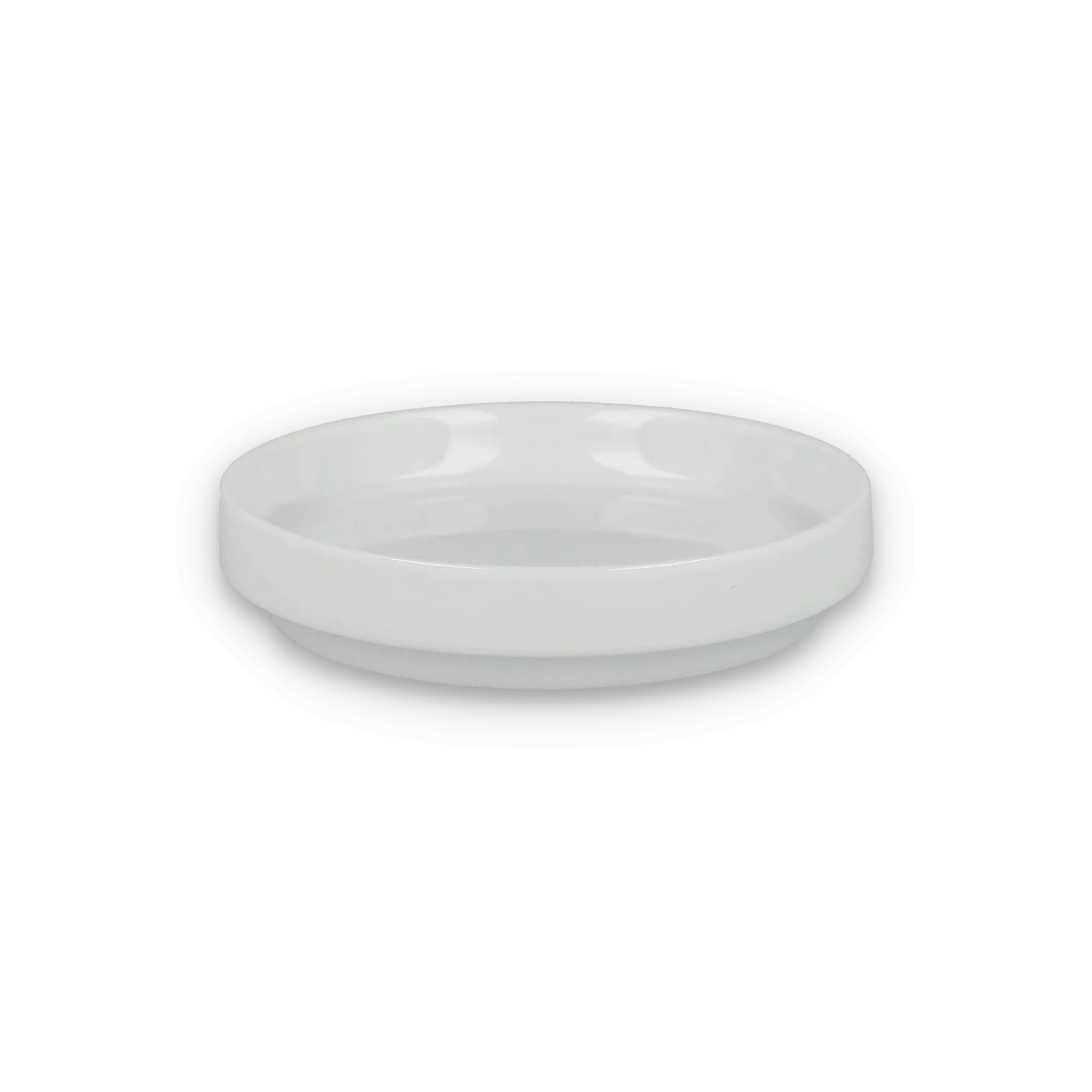 Runder weißer Keramikteller mit erhöhtem Rand auf schwarzem Hintergrund, schlichtes, funktionelles Design