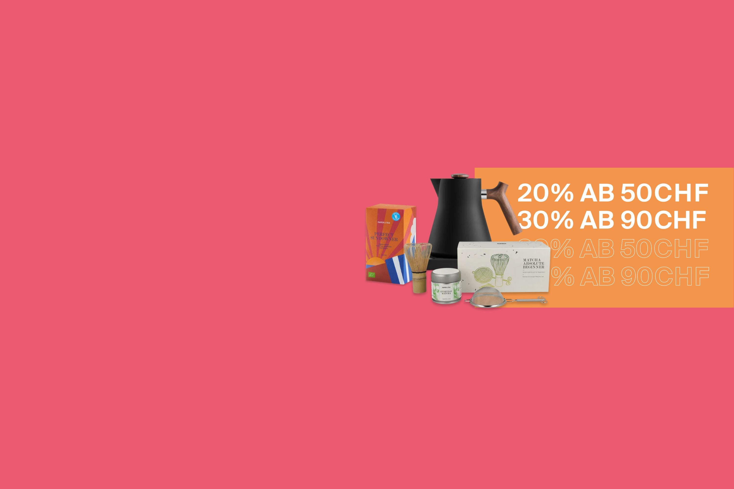 Teeset mit schwarzem Kessel, Bambusbesen, bunten Boxen 'PERFECT SUNDOWNER' und 'EVERYDAY MATCHA' vor pinkem Hintergrund mit orangefarbenem Rabattangebotspanel.
