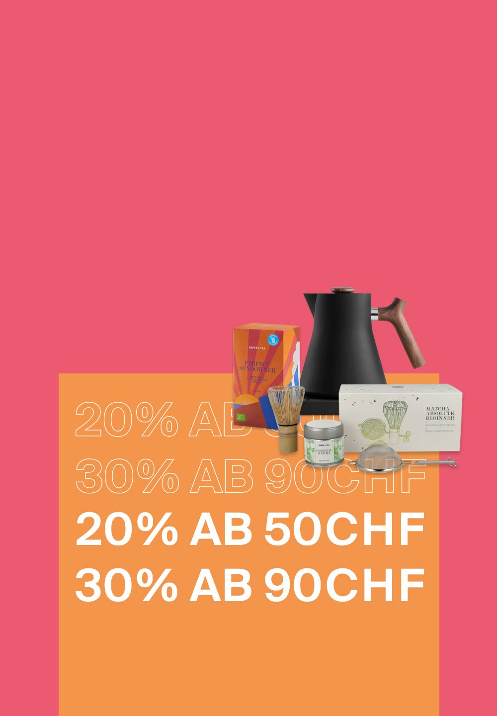 Orangefarbene P&T PERFECT SUNDOWNER Teebox mit MATCHA ABSOLUTE BEGINNER Set, Bambusbesen, Glas und Teesieb vor schwarzem Wasserkocher vor orange-pinkem Hintergrund.