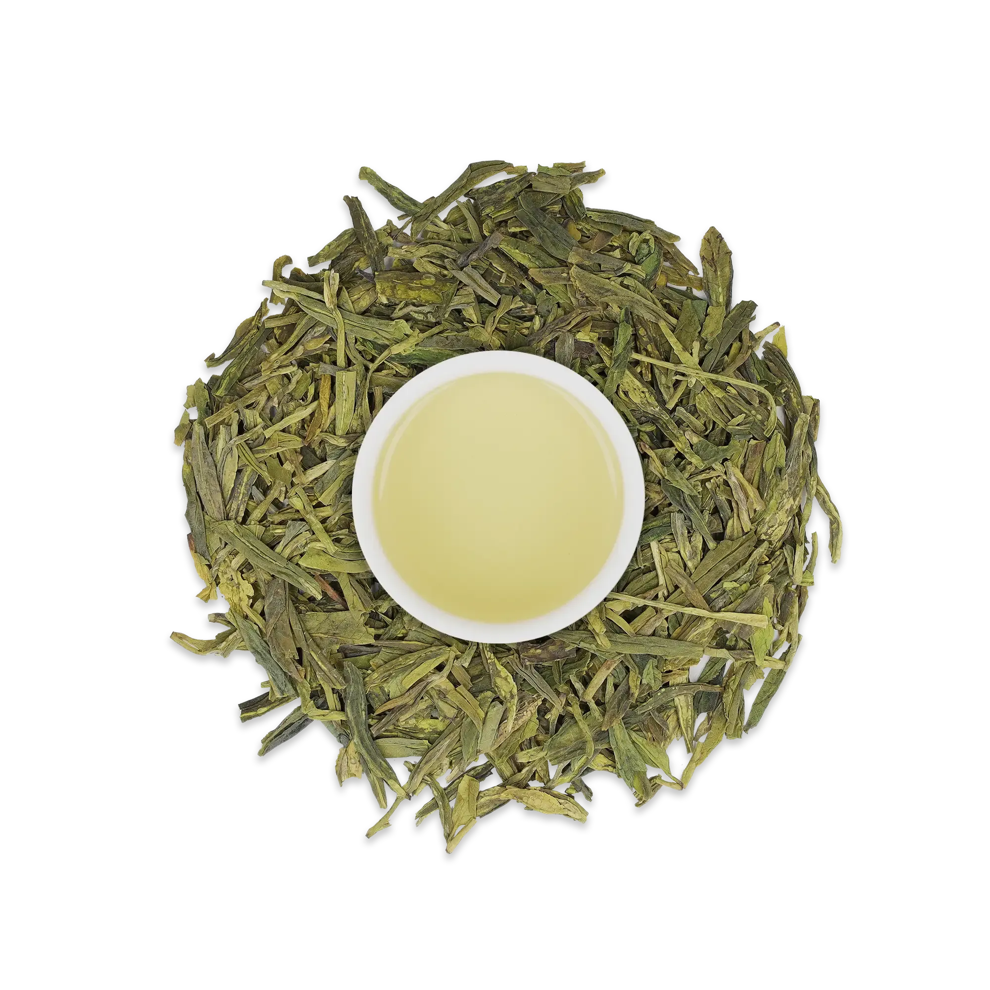 Weiße Keramiktasse mit hellem grünem Tee, umgeben von grünen Teeblättern auf schwarzem Hintergrund.