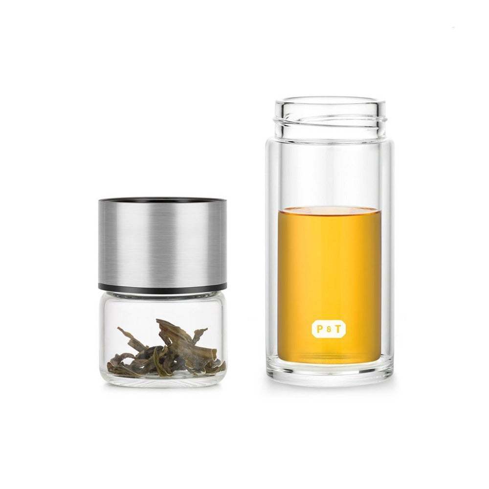 Ein klarer Glasbehälter mit losen Teeblättern und ein doppelwandiges Glas mit bernsteinfarbenem Tee, beide mit P&T-Logo.