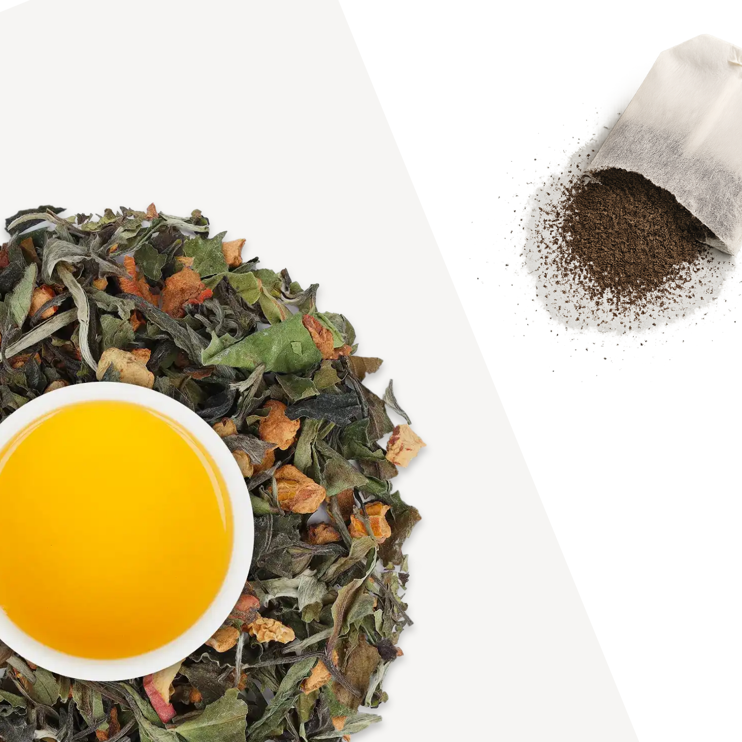 Nahaufnahme von weißen Teeblättern, Kräutermischung und einer weißen Tasse mit gelbem Tee.