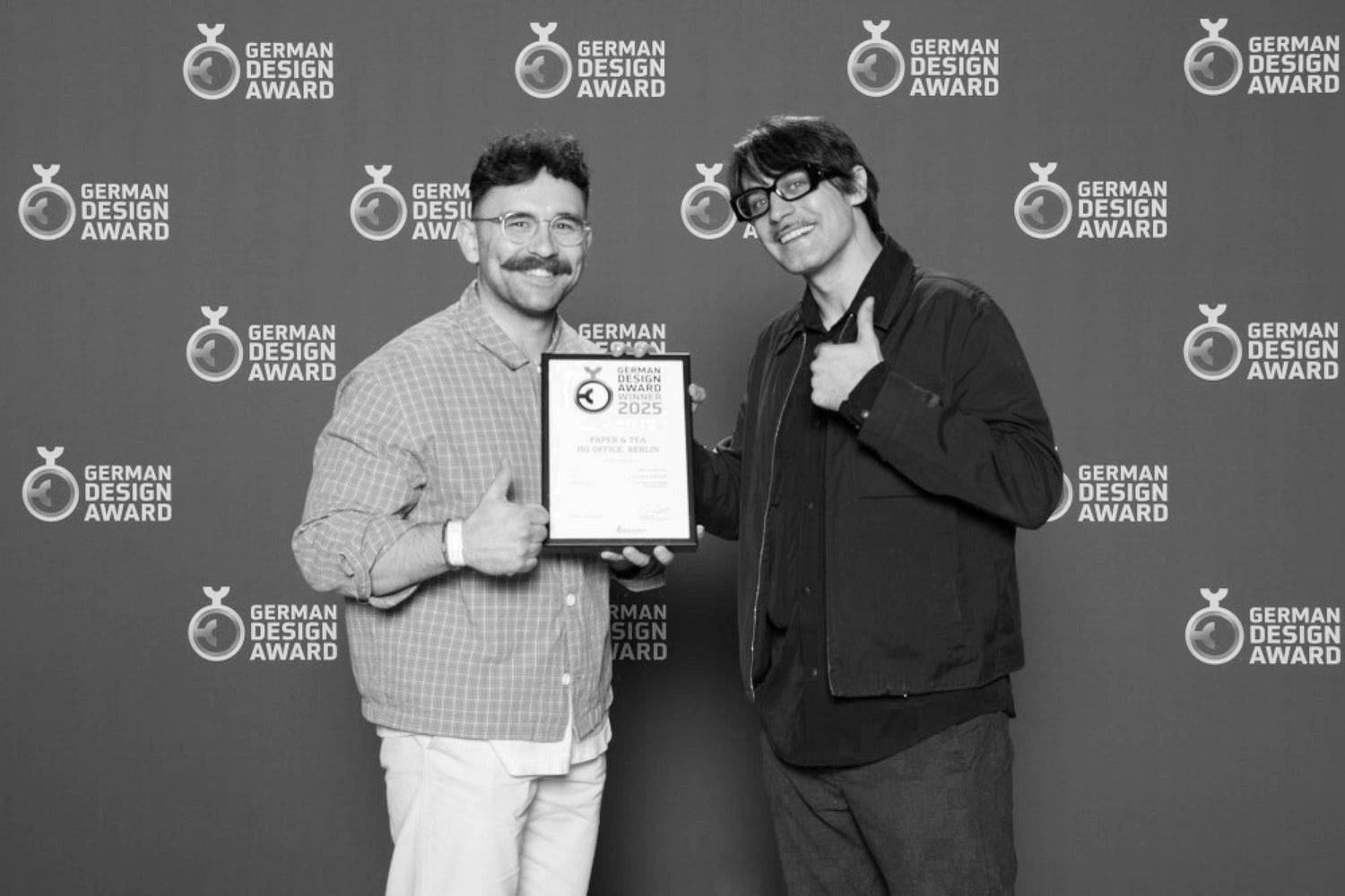 P&T-Mitarbeiter nehmen stolz Design Award 2025 entgegen