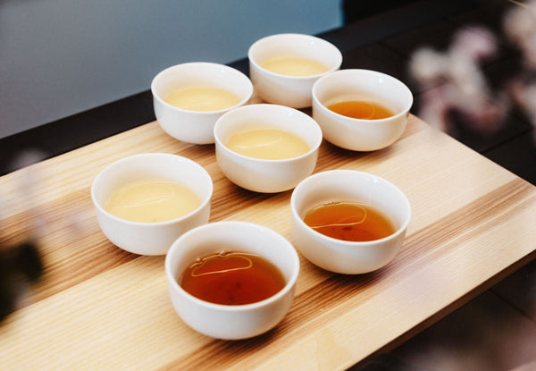 Verschiedene Teesorten in Tassen