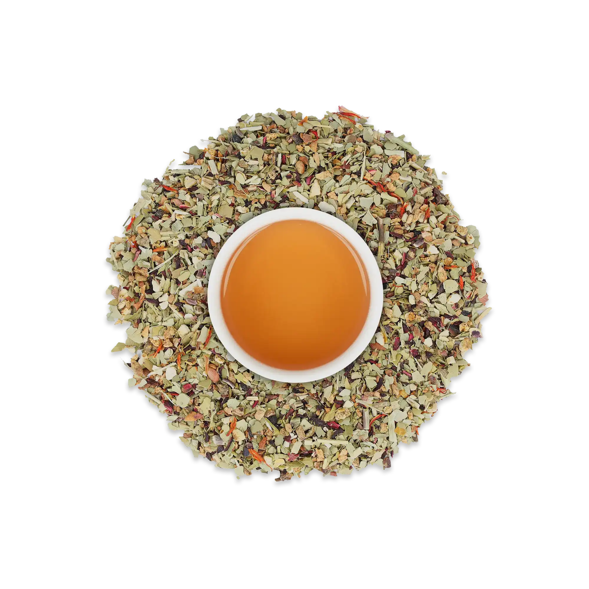 Schwarzer Chai-Tee in weißer Tasse, umgeben von Bio-Gewürzen wie Zimt, Orangenschale, Nelken und Kardamom.