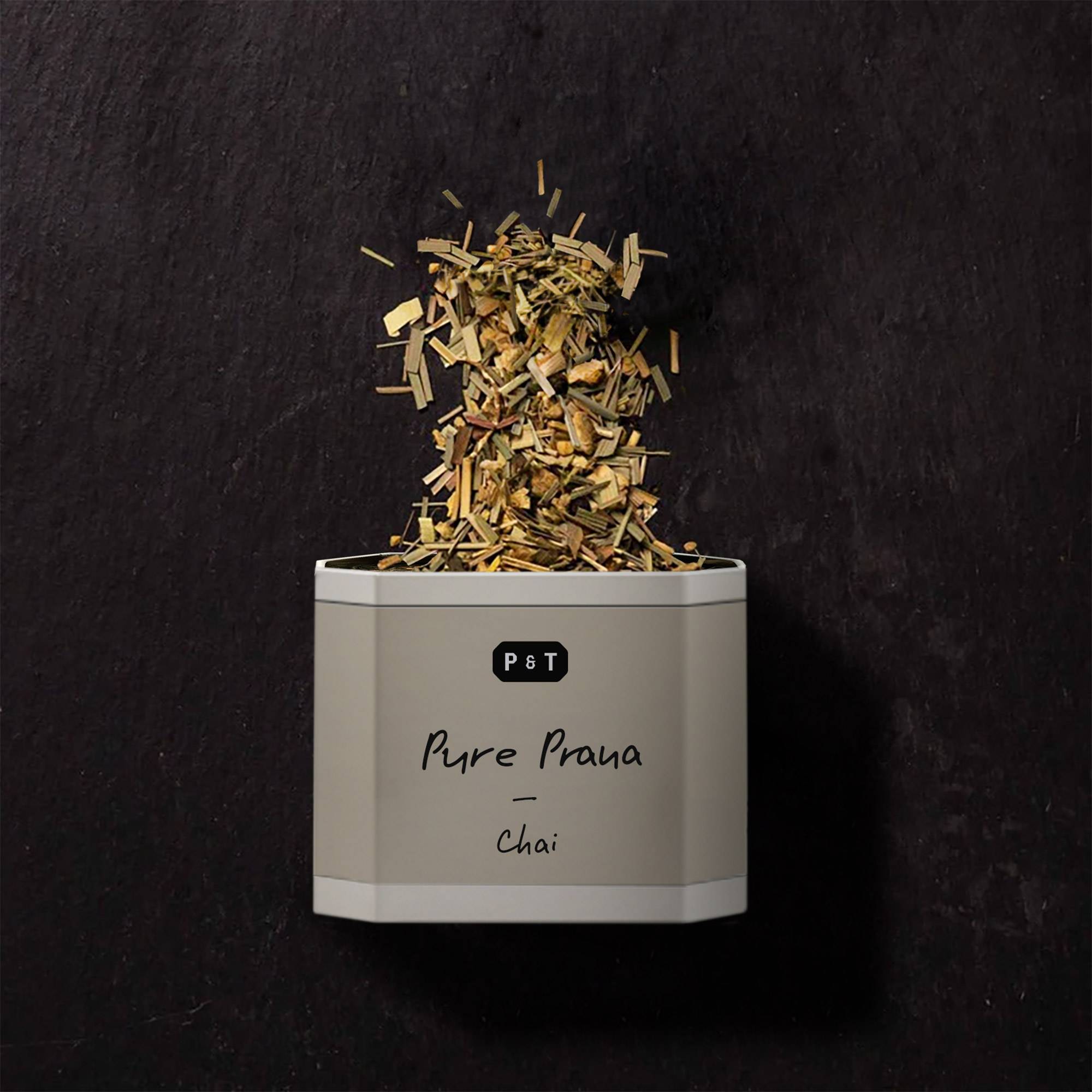 Rechteckige Dose mit beigem Etikett und schwarzem P&T-Logo, gefüllt mit aromatischem Pure Prana Chai Tee.