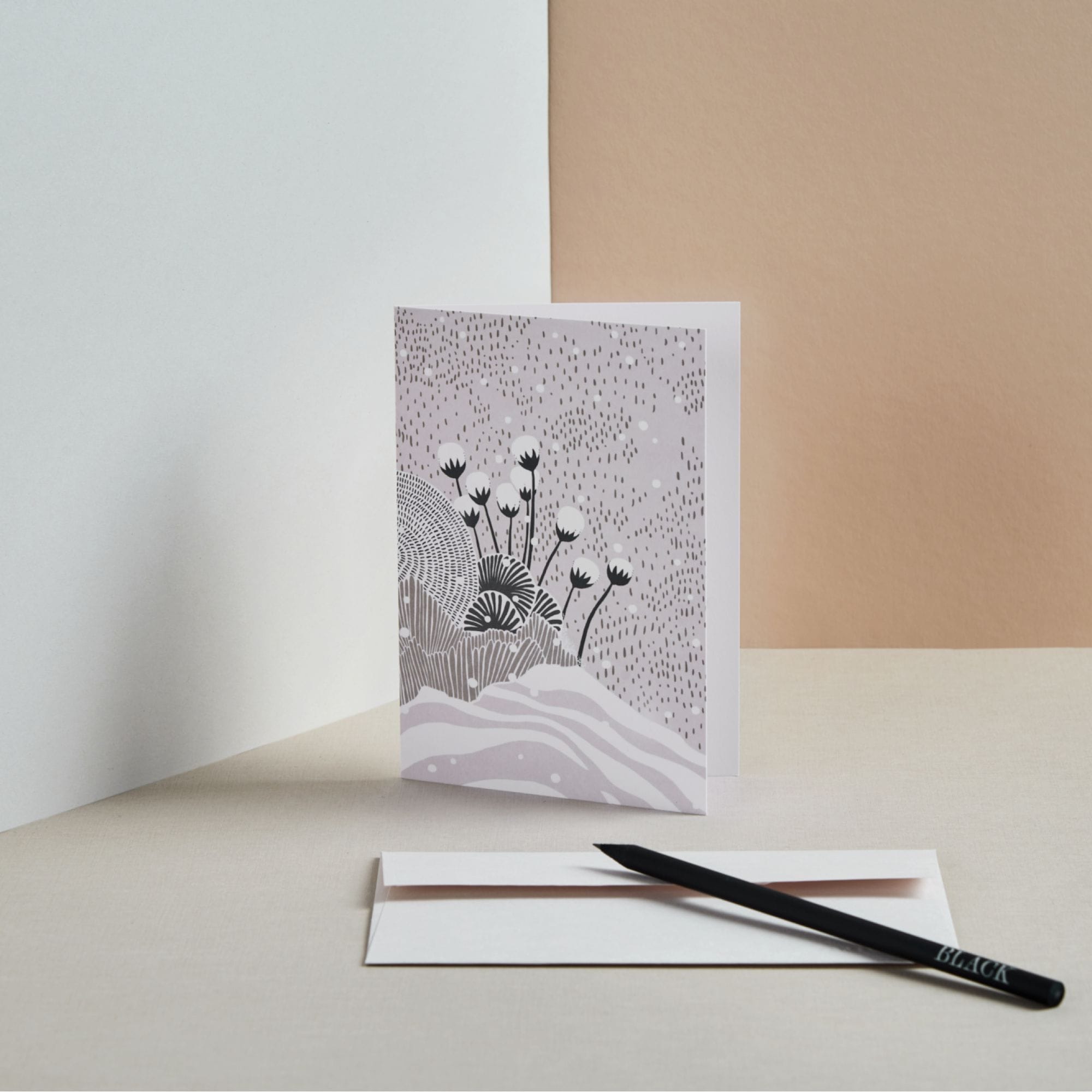 Gefaltete Grußkarte mit abstrakten floralen Mustern in Lavendel und Grau, weißer Umschlag, schwarzer Bleistift.