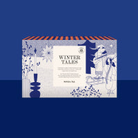 Rechteckige Geschenkbox 'Winter Tales' in Blauweiß mit Wintermotiv, Laterne und Schneeflocken.
