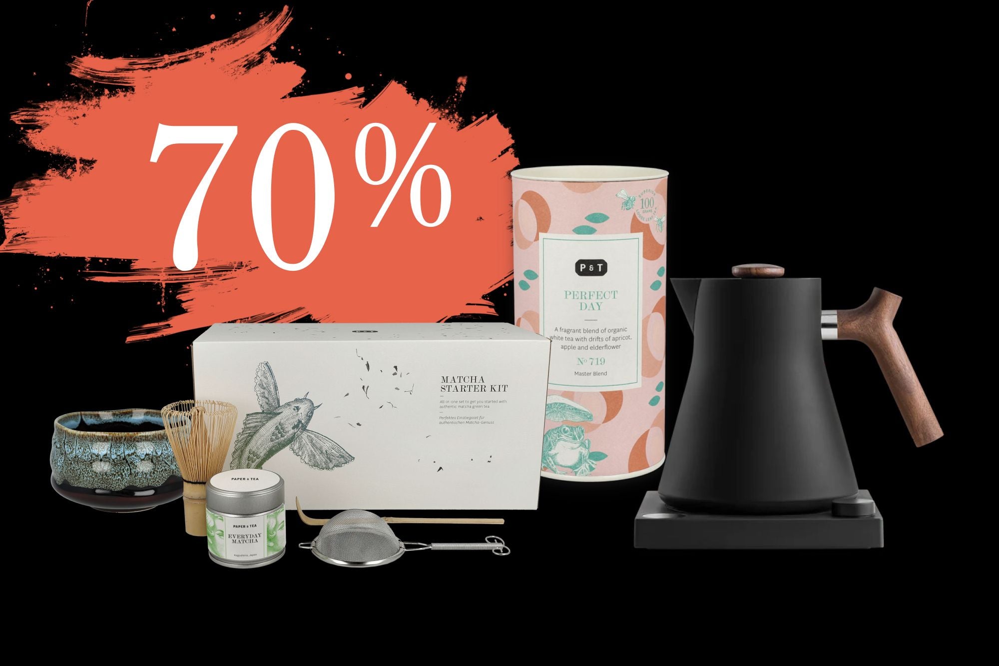 Teeset mit Matcha-Schale, Bambusbesen, organischem Weißtee und modernem schwarzem Wasserkocher.