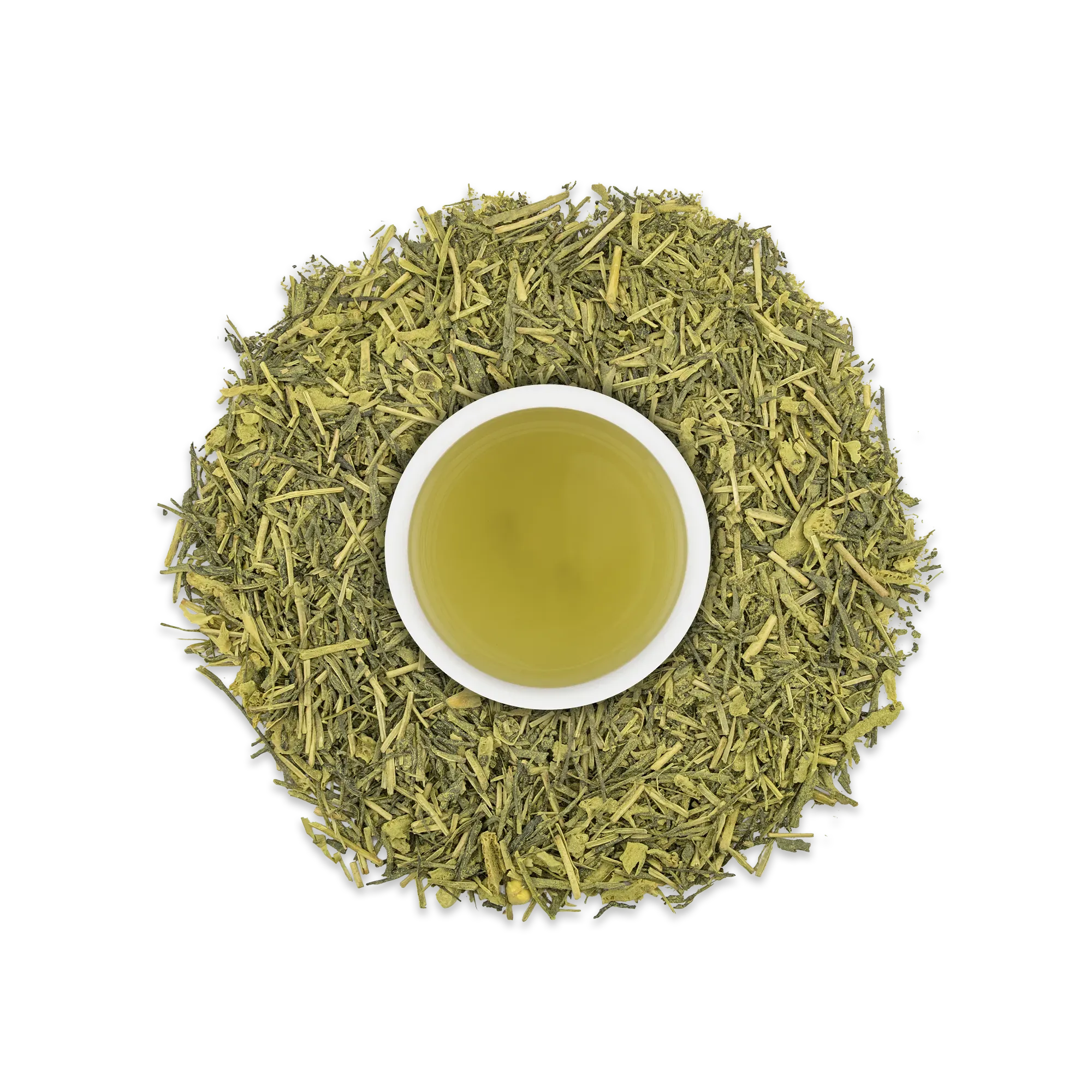 Weiße Keramiktasse mit grünem Tee und getrocknetem Tee auf schwarzem Hintergrund.