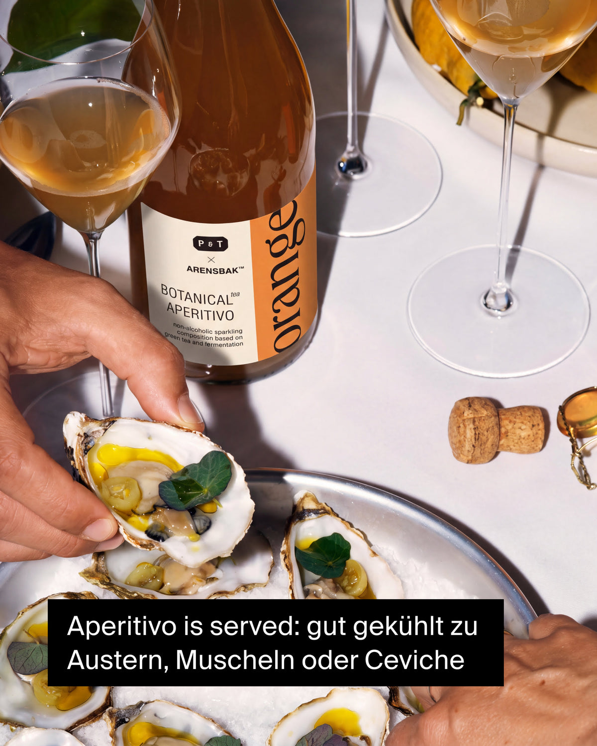 P&T ARENSBAK™ Botanical Aperitivo mit Austern und erfrischenden Gläsern.