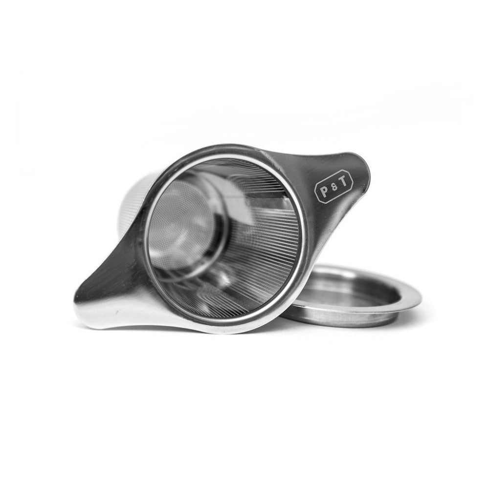 Premium-Teesieb von Paper & Tea aus feinem Metall mit zwei Griffen und P & T Logo.