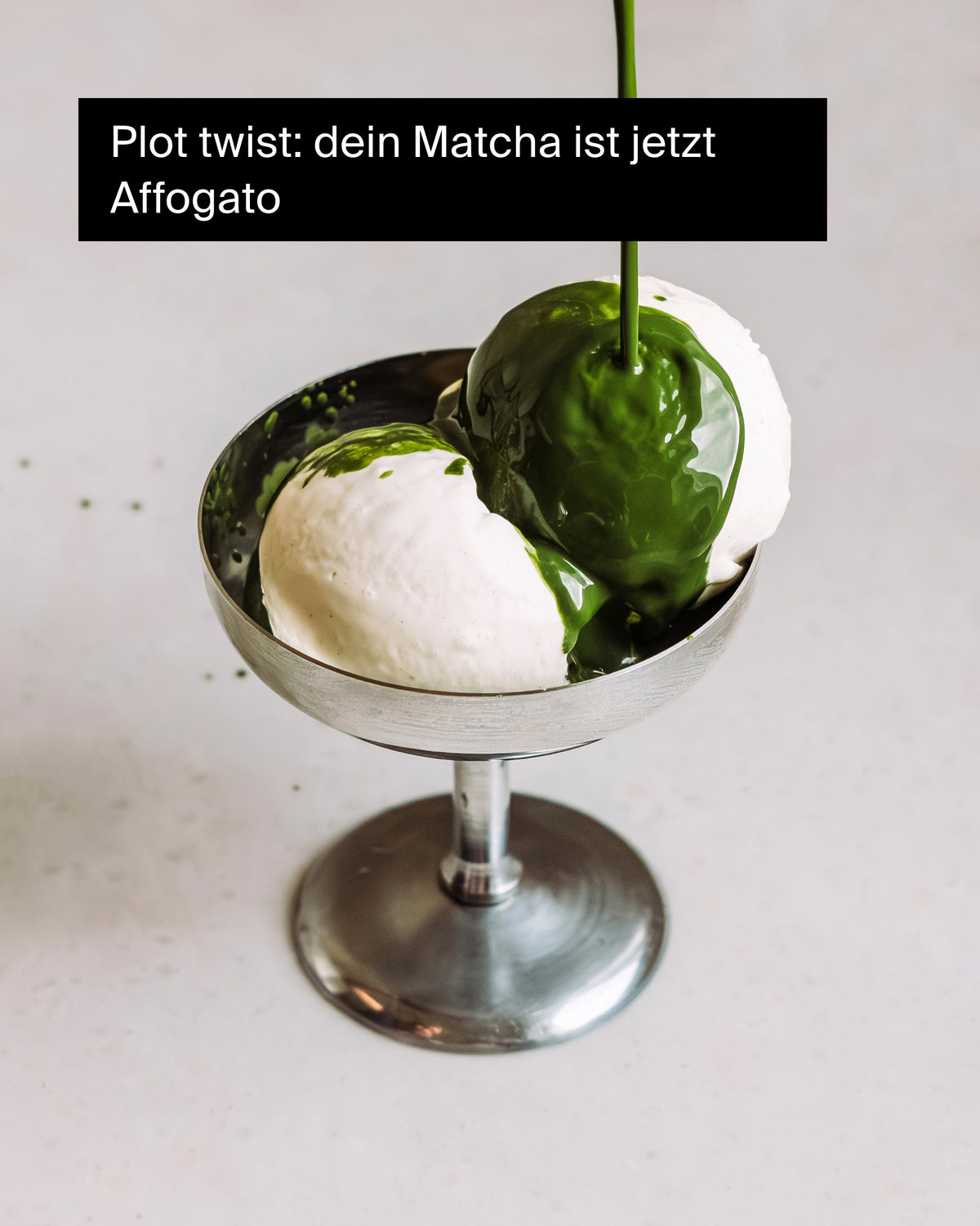 Metallbecher mit zwei Kugeln weißem Eis und grünem Matcha-Liquid als Affogato