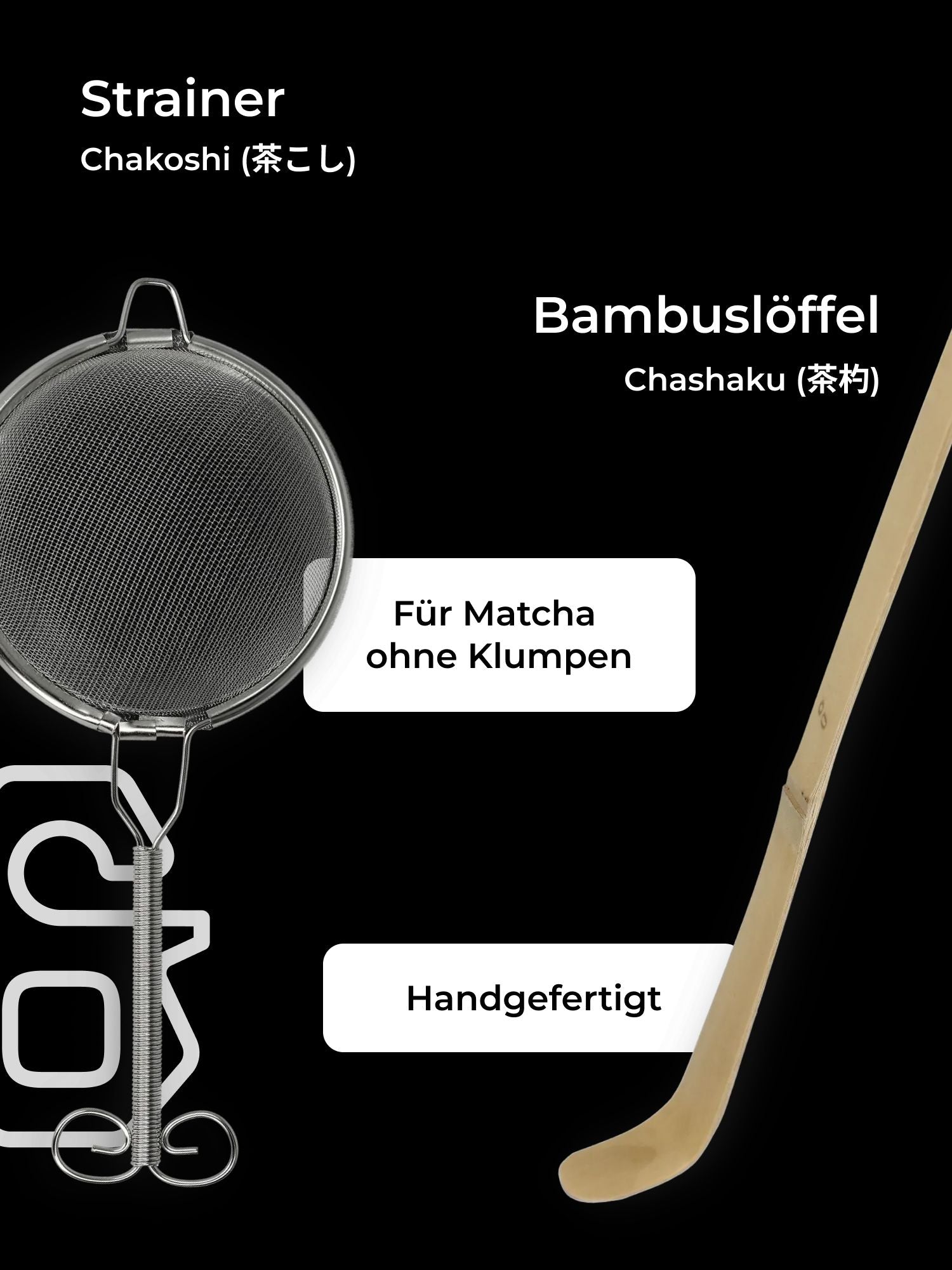 Feinmaschiges Chakoshi-Teesieb und handgefertigter Bambuslöffel Chashaku auf schwarzem Hintergrund